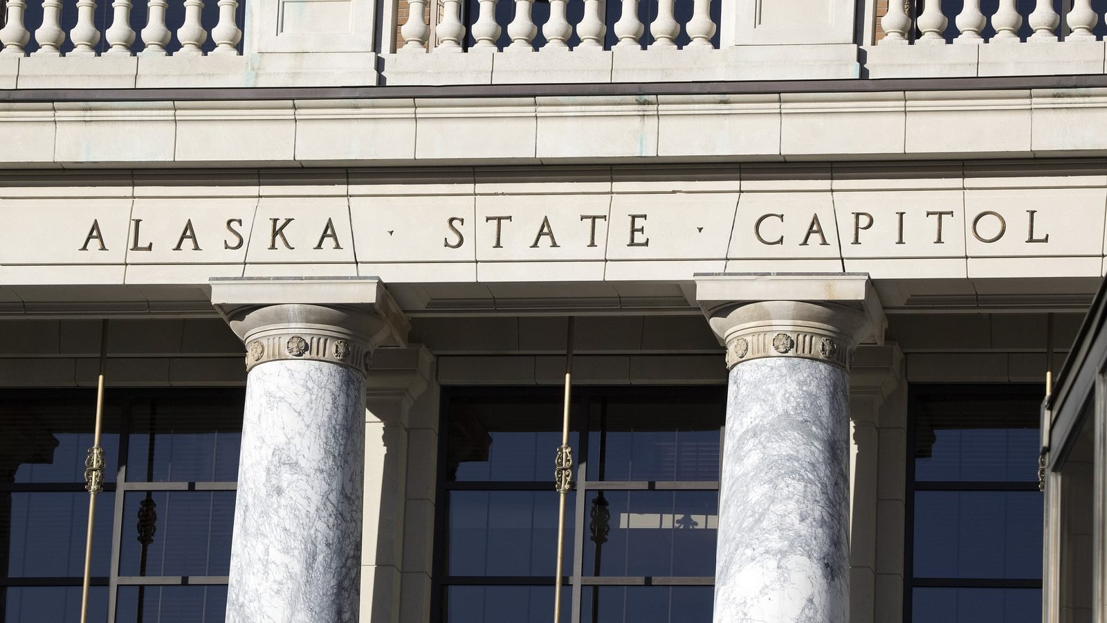 The portico and lettering of the Alaska State Capitol in Juneau (illustrative) — Photo: Gillfoto, CC BY-SA 4.0, via Wikimedia Commons