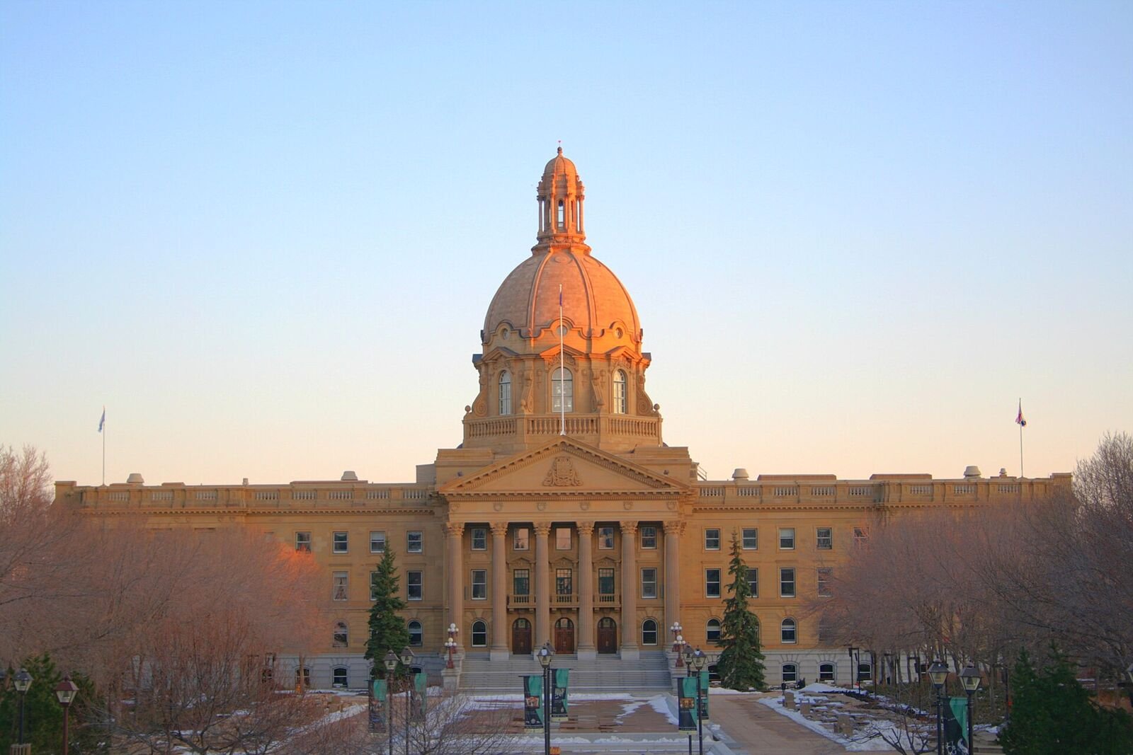 Alberta Legislature Building, Edmonton — Photo: WinterforceMedia, public domain