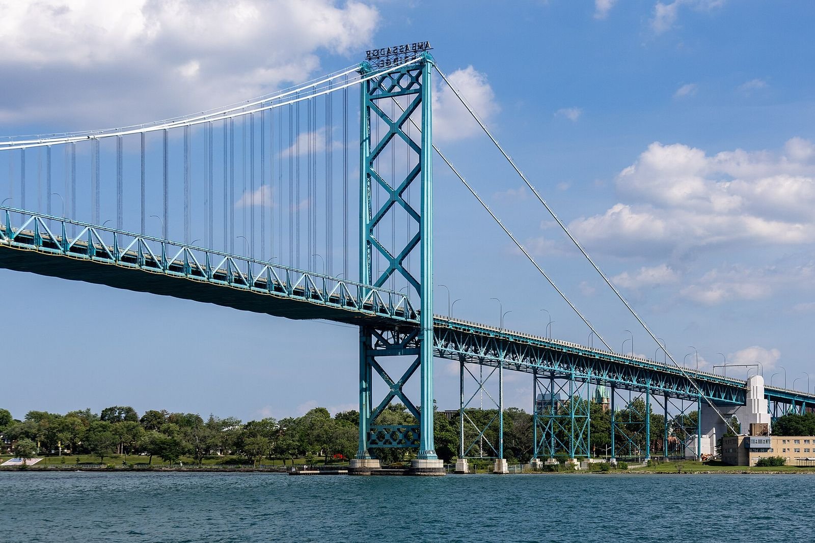 Ambassador Bridge from the Detroit River, Windsor, Ontario — Photo: Chris Woodrich, CC BY-SA 4.0