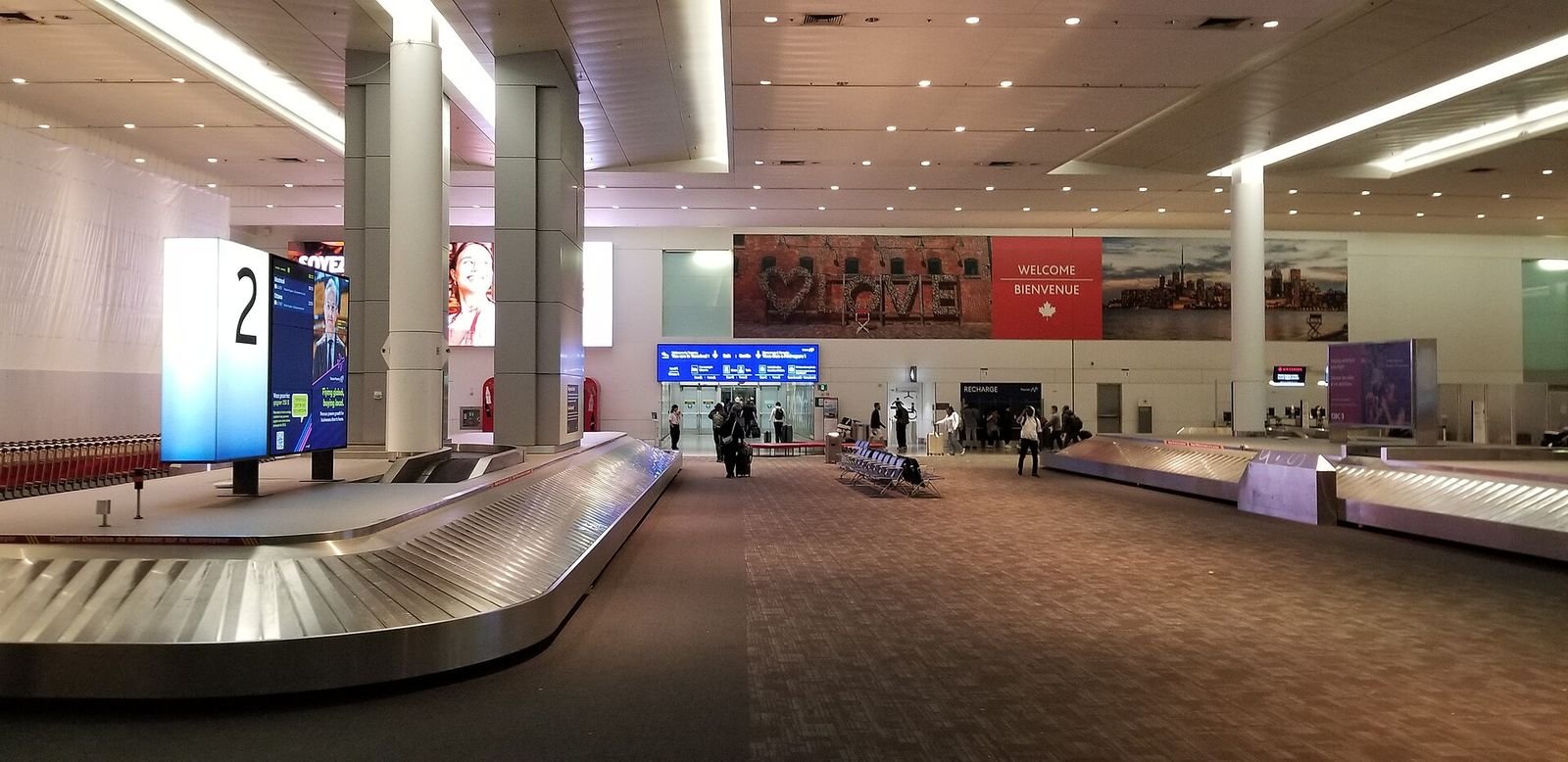 Baggage claim at Toronto Pearson Terminal 1 — Photo: Silver Dovelet, CC BY-SA 4.0