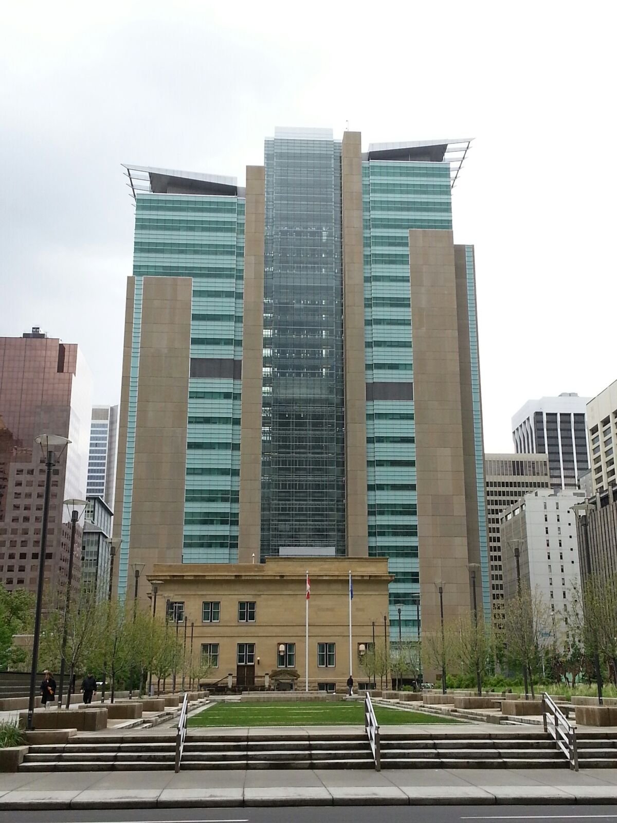 Calgary Courts Centre exterior — Photo: Ultimateshot, CC BY-SA 3.0