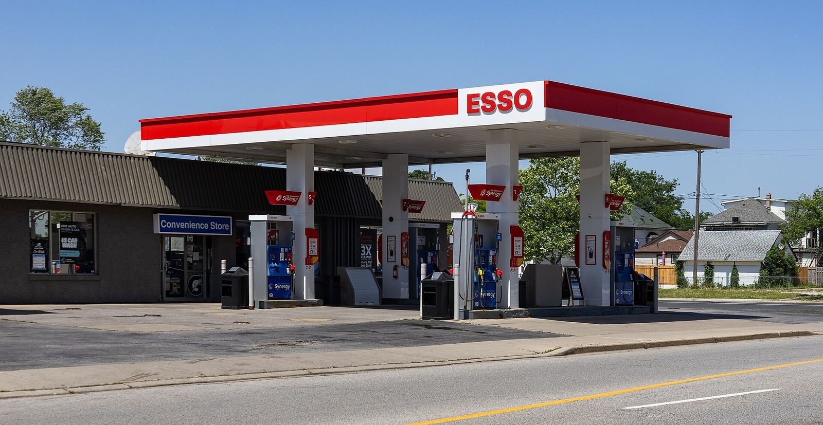 An Esso gas station in Windsor, Ontario — Photo: Chris Woodrich, CC BY-SA 4.0