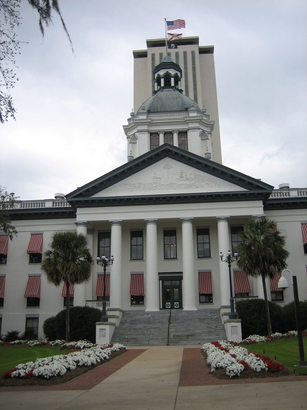 Old and new Florida State Capitols, Tallahassee — Photo: Infrogmation, CC BY 2.5