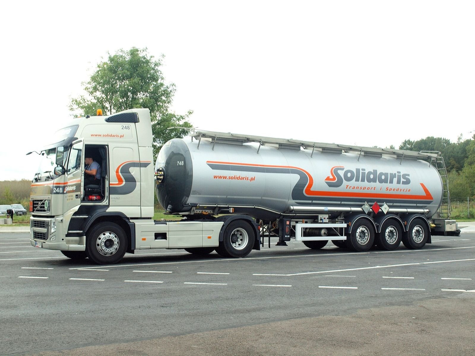 A fuel tanker truck on a French autoroute — Photo: François Goglins, CC BY-SA 4.0