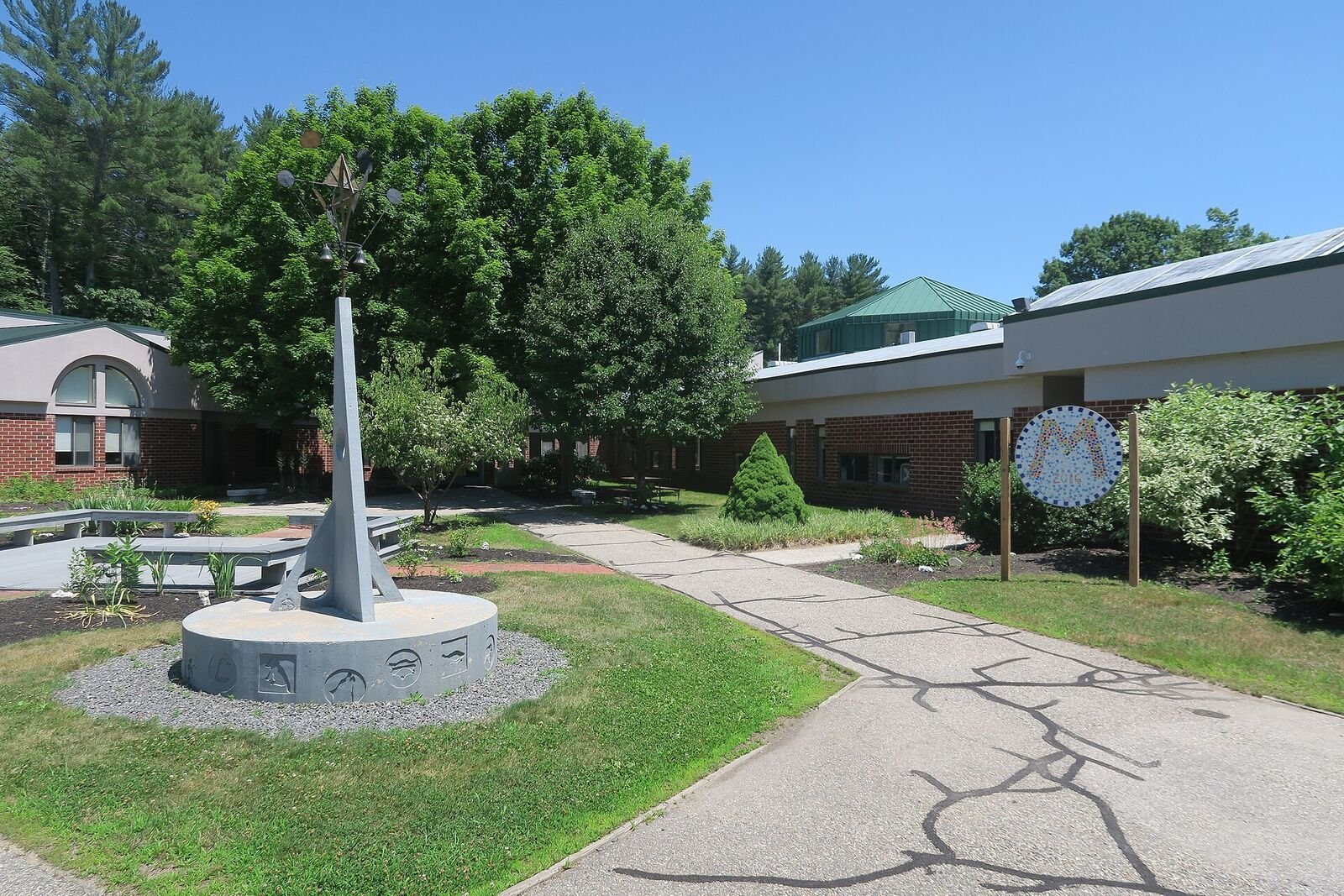 Moharimet Elementary School exterior, Madbury, New Hampshire — Photo: John Phelan, CC BY-SA 4.0