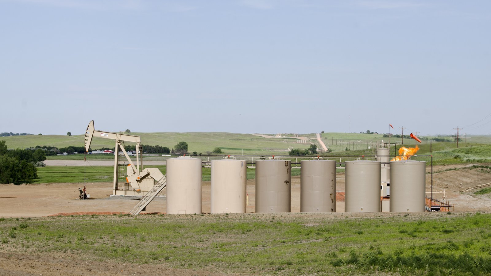 An oil well, storage tanks and a natural-gas flare in McKenzie County, North Dakota (illustrative) — Photo: Tim Evanson, CC BY-SA 2.0, via Wikimedia Commons
