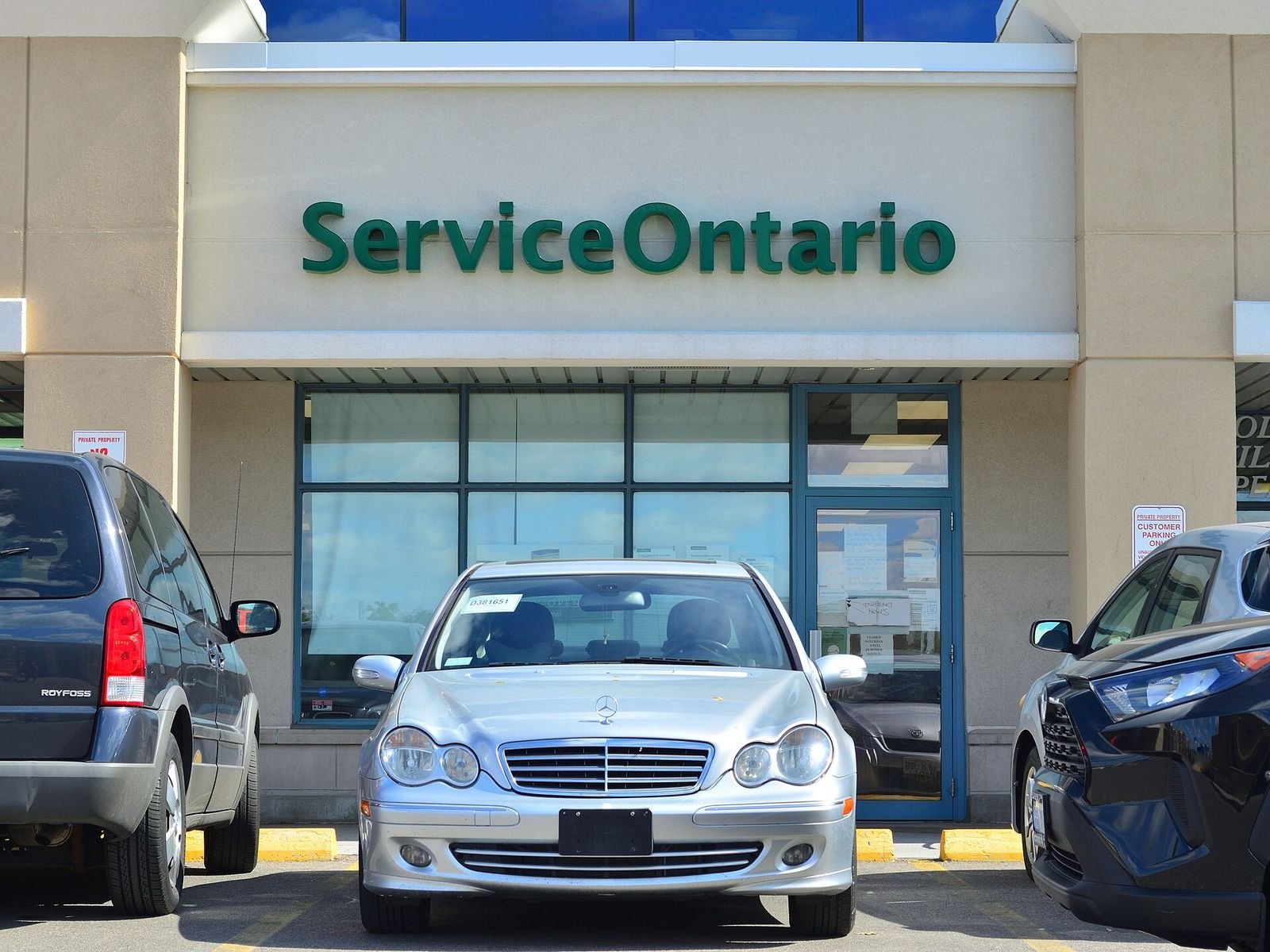 A ServiceOntario centre in Richmond Hill, Ontario — Photo: Raysonho, CC0