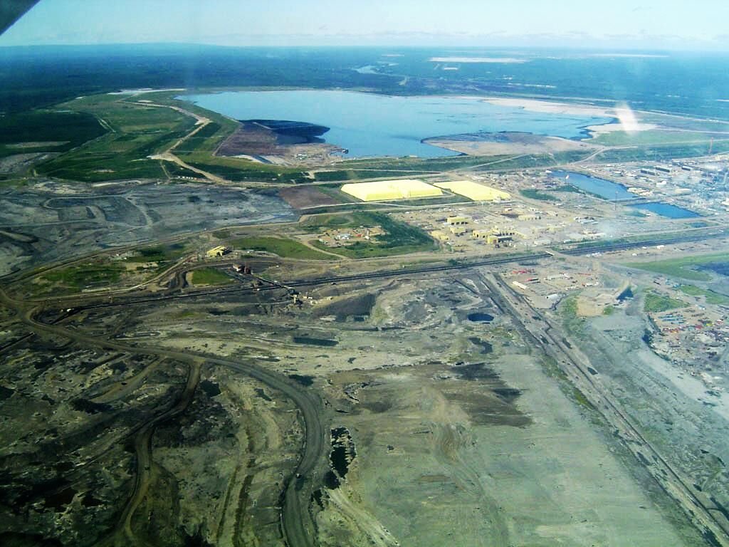 Syncrude Mildred Lake plant, Alberta — Photo: TastyCakes / Jamitzky, public domain